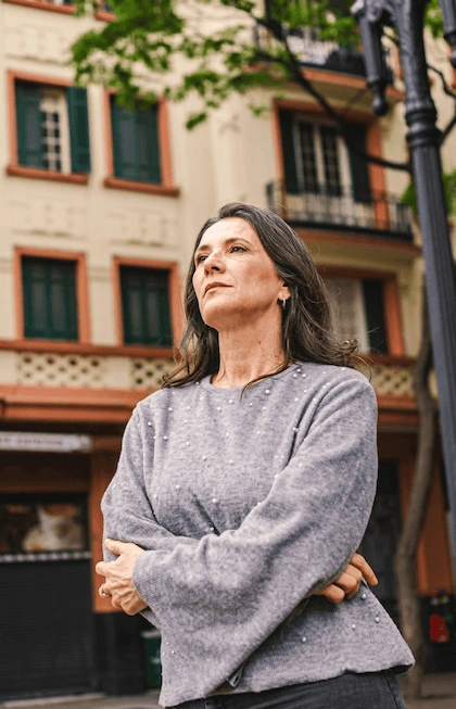 woman-looking-up-001-v2